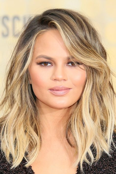 Looking for the best hairstyle trends for the summer? Try Chrissy Teigen's blonde lob with textured beach waves and side-swept bangs. Blond Lob, Ashley Green, Summer Haircuts, Easy Hairstyles For Medium Hair, Lob Hairstyle, Lob Haircut, Easy Summer Hairstyles, Round Face Haircuts, Celebrity Hair Stylist