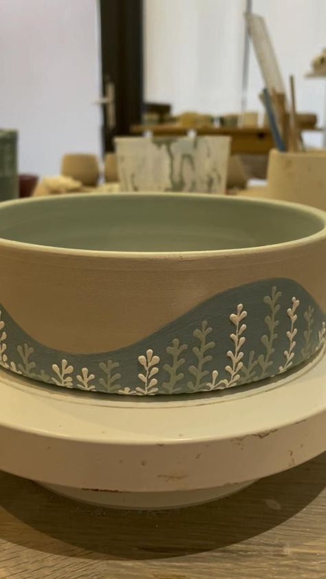 Cute Glaze Designs, Pottery Painting Before And After, Paint Bowls Ideas, Ceramics Glaze Ideas Inspiration, Pottery Patterns Ideas Painting, Green Pottery Painting Ideas, Slip Pottery Ideas, Practical Ceramics Ideas, Bowl Glazing Ideas