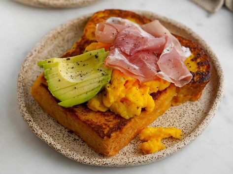 Savoury French toast with brioche, Prosciutto di San Daniele, scrambled egg and avocado Savoury French Toast, Breakfast Specials, Brioche Bread, Scrambled Egg, Summer Brunch, Easy Brunch, French Toast Recipe, Ripe Avocado, Slice Of Bread