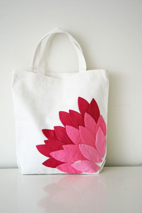 How to Applique: Hand Appliqued Bag Thirty Handmade Days Motifs D'appliques, Free Applique Patterns, Desain Tote Bag, Sacs Tote Bags, Sac Diy, Handmade Tote, Tote Bags Handmade, Hand Applique, Applique Patterns