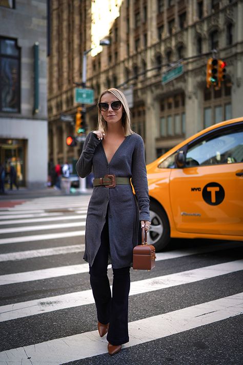 Gray Cardigan Outfit Fall, Belted Cardigan Outfit, Cardigan Outfit Work, Ways To Style A Sweater, How To Style A Cardigan, Outfits With Grey Cardigan, Nyc Street Style Fall, Sweater Styling, Long Cardigan Outfit