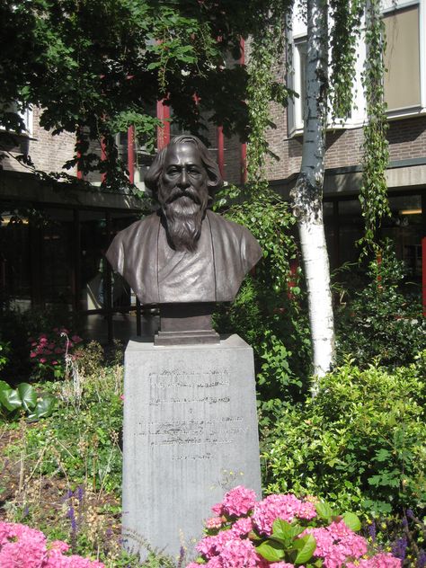 Bust of Rabindranath Tagore in the Institute of History, Doelensteeg 16, Leiden (The Netherlands). Rabindranath Tagore, Clay Sculpture, 3d Animation, The Netherlands, Buddha Statue, Garden Sculpture, How To Draw Hands, History, Statue