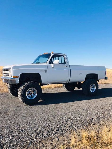 80s Square Body Chevy, Old Chevy Square Body Trucks, K10 Chevy, 80s Chevy Truck, Jacked Up Chevy, Country Trucks, Trucks Lifted Diesel, White Truck, Vintage Pickup Trucks