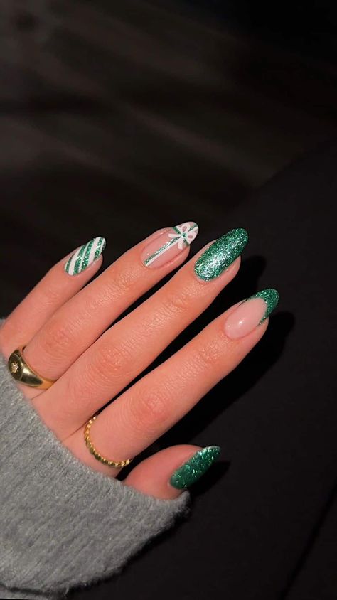 Green Christmas Nails, Christmas Nails Glitter, Art Noel, Nail Art Noel, Santa Nails, Classy Acrylic, Christmas Tree Nails, Bow Nail, 30 October