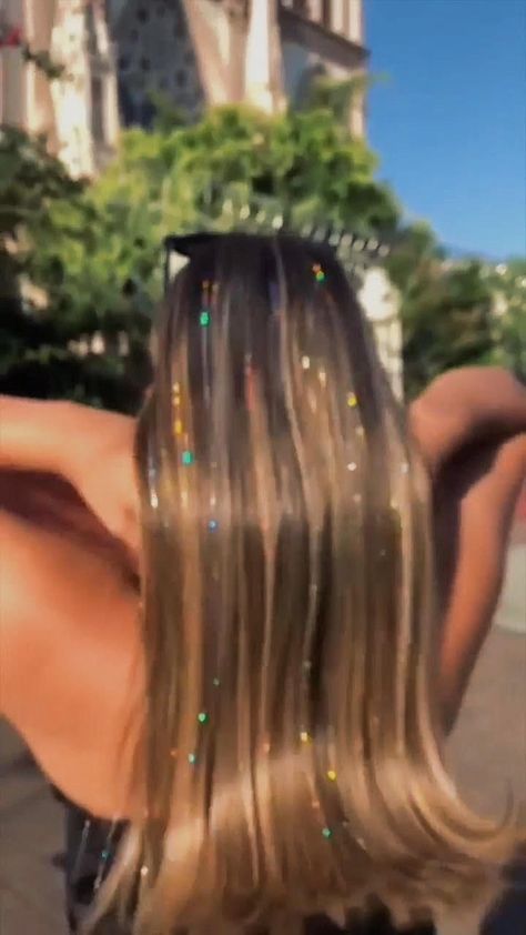 Concert Hairstyles, Hair Tinsel, Straight Hair Extensions, Fairy Hair, Hair Streaks, Taylor Swift Hair, Synthetic Hair Extensions, Festival Hair, Glitter Hair