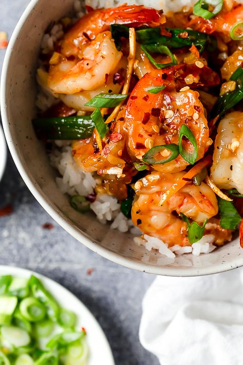 For a quick and easy weeknight stir-fry, you will love this Asian honey garlic shrimp recipe! It's sweet, spicy, savory, and so good!! Honey Garlic Shrimp, Shrimp Dishes, Shrimp Recipe, Skinny Taste Recipes, Garlic Shrimp, Food Tasting, Honey Garlic, Shrimp Recipes, Clean Eating Snacks