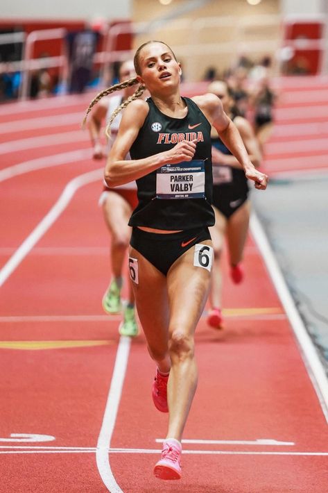 Parker Valby (Florida) 🥇 3000 metres 🥇 5000 metres • 2024 NCAA Indoor Championships (Boston) #running Parker Valby, Hot Runners, Running Inspo, Running Books, Best Running Gear, Running Aesthetic, Fly Girls, Sporty Girl, 2024 Olympics