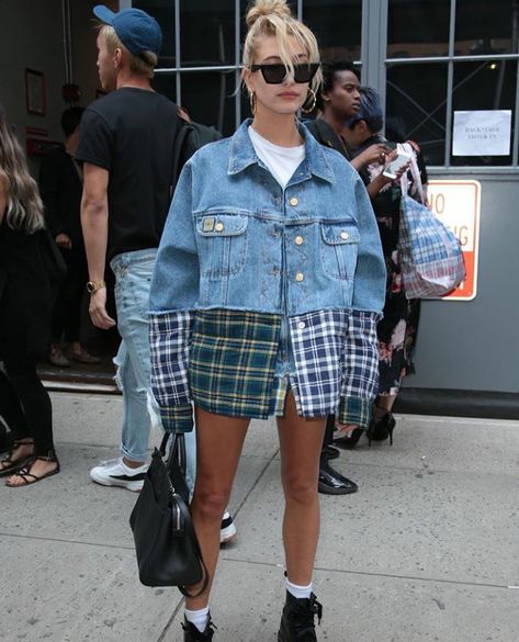 Jean Jacket Outfits, Denim Jacket Patches, Printed Denim Jacket, Denim Inspiration, Trendy Swimwear, Double Denim, Denim Diy, Hailey Baldwin, Denim Details