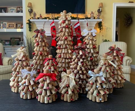 Extra-large Handmade Wine Cork Tree, Assorted Corks From All Over the World - Etsy Belgium Wine Cork Trees, Projects With Wine Corks, Cork Decorations, Wine Cork Tree, Cork Birdhouse, Wine Cork Wall Decor, Wine Cork Table, Champagne Cork Crafts, Cork Creations