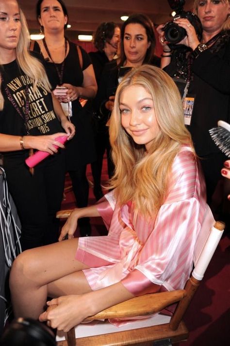 Gigi Hadid 2015, Gigi Hadid Victoria Secret, Gigi Hadid Backstage, Era Victoria, Light Girls, Stay Sane, Victoria Secret Models, Girls Dress Outfits, Vs Fashion Shows