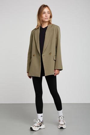 EVE Structured Oversized Blazer Olive Oversized Blazer Outfit Work, Khaki Blazer Outfit Women, Olive Green Blazer Outfit, Oversized Blazer Outfit Street Style, Khaki Blazer Outfit, Oversize Blazer Outfit, Oversized Blazer Outfit, Olive Blazer, Olive Green Blazer