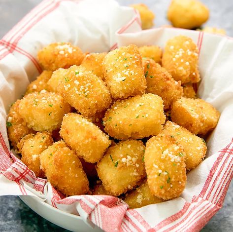 Mashed Potato Tots. A great use for leftover mashed potatoes! #mashedpotatoes #thanksgiving #thanksgivingsides #tatertots Homemade Tots, Veg Fritters, Homemade Extracts, Potato Tots, Cheese Mashed Potatoes, Mochi Cake, Homemade Mashed Potatoes, Shredded Potatoes, Leftover Mashed Potatoes