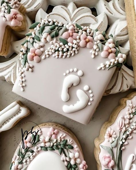 Creative Pastries, Fondant Biscuits, Floral Cookies, Minnie Mouse Cookies, Gender Reveal Cookies, Rose Cookies, Royal Iced Cookies, Boho Wildflower, Sugar Cookie Royal Icing