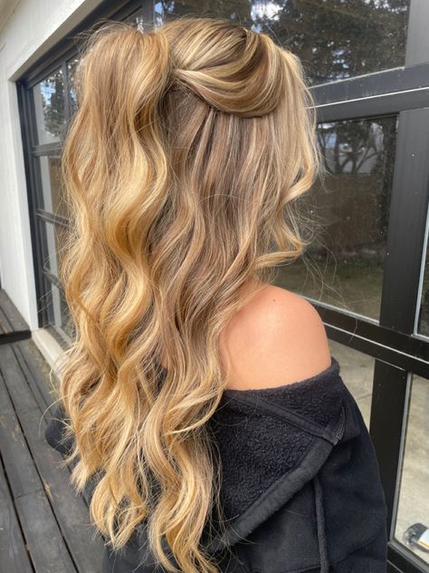 Hollywood waves, glam curls, trending hairstyles, volume half up half down hairstyle, simple hairstyle, easy hairstyle Bridesmaid Hair Inspo, Bridemaids Hairstyles, Cute Prom Hairstyles, Formal Hairstyles For Long Hair, Kadeřnické Trendy, Fancy Hair, Simple Prom Hair, Guest Hair, Fesyen Rambut