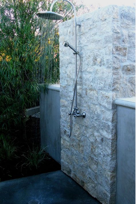 Diy Outdoor Shower Ideas, Outside Showers, Outdoor Shower Enclosure, Shower Design Ideas, San Francisco Design, Pool Shower, Shingle Exterior, Rustic Stone, Outdoor Bathrooms