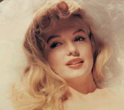 Marilyn+Monroe+Long+Hair | Marilyn Monroe with long hair Marilyn Monroe Fotos, Rare Marilyn Monroe, Estilo Marilyn Monroe, Photographie Inspo, Marilyn Monroe Photos, 90's Fashion, Norma Jean, Norma Jeane, Hollywood Glamour