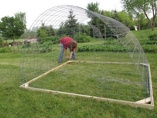 Joe's Garden Journal: Building a Hoop Coop, How to construct an inexpensive open bottom poultry pen. Pallet Greenhouse, Duck Coop, Cattle Panels, Best Greenhouse, Portable Chicken Coop, Chicken Pen, Chicken Tractors, Chicken Tractor, Gardening Projects