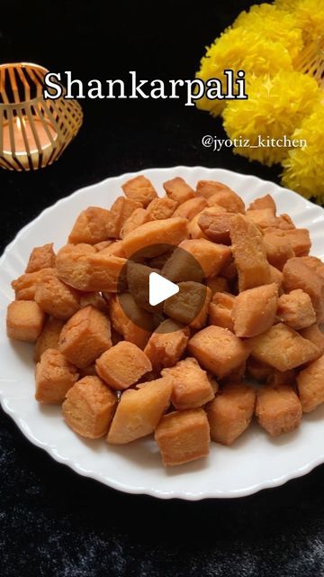 Shankar Pali Recipe, Healthy Snacks Recipes Indian, Shankarpali Recipe, Karanji Recipe, Chakli Recipe, Diwali Snacks, Diwali Sweets, Happy Cooking, Light Golden Brown