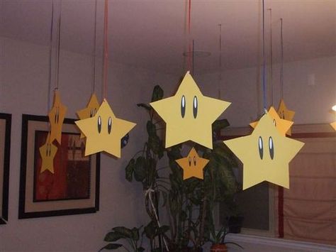 Super Mario Birthday Party DIY Decoration Ideas.  Stars hung from the ceiling. Mario Und Luigi, Princess Peach Party, Mario Kart Party, Mario Bros Birthday Party Ideas, Bolo Super Mario, Nintendo Party, Super Mario Bros Birthday Party, Mario E Luigi, Super Mario Bros Party