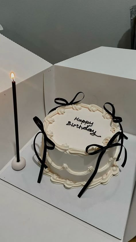 20th Birthday Color Scheme, Bdy Cake Ideas, Dinner Birthday Ideas, Birthday Cake Aesthetic 13, 22nd Birthday Cake Ideas, Bday Cake Aesthetic, 30. Geburtstag Frau, 17. Geburtstag, 14th Birthday Cakes