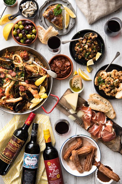 Spanish Feast - A multi course feast, easy Spanish dinner menu to make in your own home! www.recipetineats.com Spanish Dinner Party, Spanish Dinner, Paella Party, Tapas Dinner, Spanish Tapas Recipes, Tapas Party, Tapas Menu, Tapas Dishes, Easy Chicken Breast