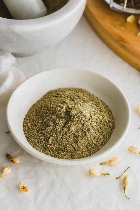 Finely ground jasmine tea powder in a small white bowl. Matcha Waffles, Tea Popsicles, Instant Tea, Homemade Tea, Make Tea, Jasmine Tea, Tea Diy, Powder Recipe, White Bowl