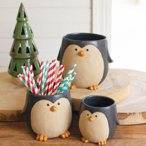 Ceramic Penguin Pottery, Penguin Ceramics, Fun Pottery Ideas, Small Ceramic Projects, Ceramic Cup Ideas, Pottery Penguin, Penguin Pottery, Penguin Ceramic, Animal Ceramics