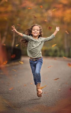 Pose Portrait, Kind Photo, Children Photography Poses, Kids Photoshoot, Childrens Photography, Fall Photoshoot, Shooting Photo, Kids Portraits, Autumn Photography