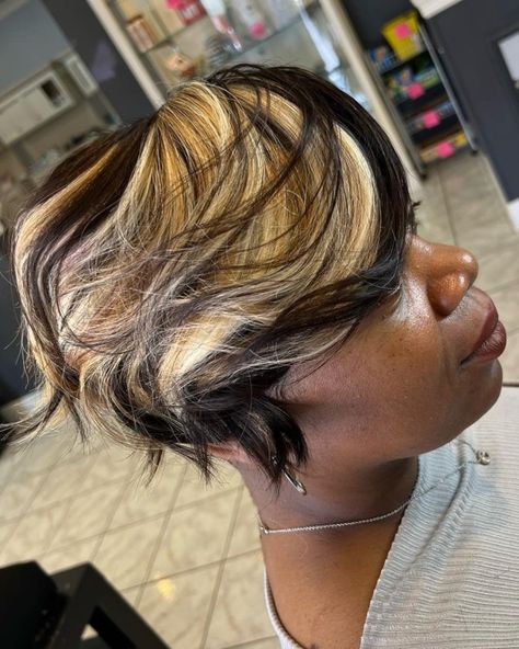 Black And Blonde Pixie Haircut, Highlight Pixie, Black With Blonde Highlights, Short Hairstyles For Black Women, Shaved Design, Easy Curls, Hair Adviser, Haircut Pictures, Blonde Pixie Haircut