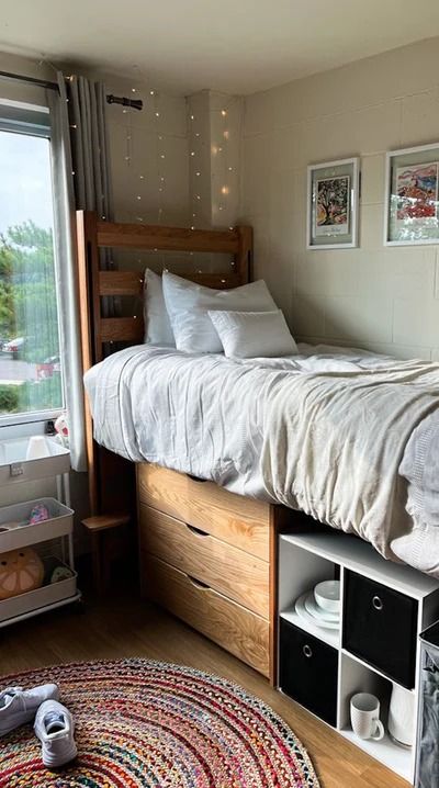 ♡ Dorm Room Inspo with Ever Lasting ♡ | Room Decor Tips | Ever Lasting Blog University Dorm Room Decor Small Spaces, Tiny Dorm Room Ideas, Awesome Bed, Vintage Dorm, College Bedroom Decor, Dorm Room Layouts, Minimalist Dorm, College Dorm Room Inspiration, Small Dorm Room