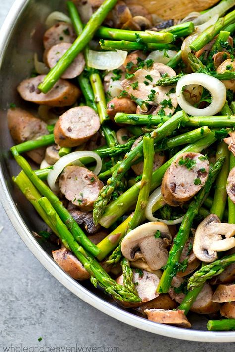 One skillet and a handful of basic ingredients is all you'll need to make this spring-loaded sausage veggie skillet dinner! It's absolutely out of this world with hot rice. Sausage Veggie Skillet, Asparagus Mushroom, Veggie Skillet, Honey Lemon Chicken, Salmon And Broccoli, Recipes Skillet, Crockpot Appetizers, Asparagus Recipes, Sweet Potato Noodles