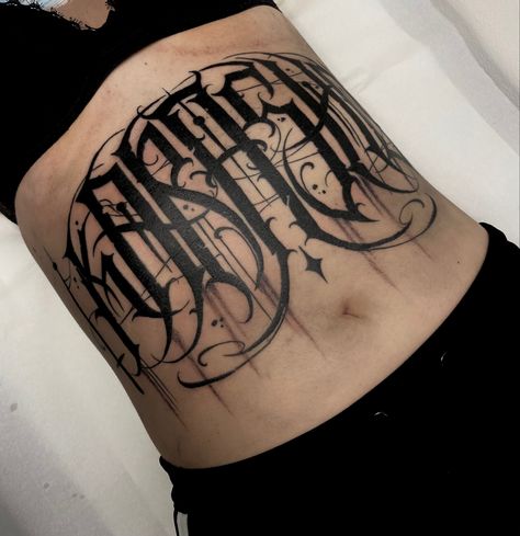 #tattoo #lettering #letters #letteringtattoo #stomachtattoo #bellytattoo #lettas #script #calligraphy #goth #gothtattot #darktattoo #darklettering #blackwork #tattooedwomen Writing On Stomach Tattoo, Stomach Writing Tattoo, Stomach Script Tattoo, Goth Lettering Tattoo, Stomach Lettering Tattoo Women, Gothic Script Tattoo, Tatoo Lettering, Dark Lettering, Stomach Tattoo