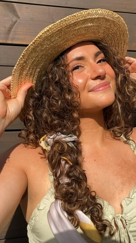 My fav easy curly hairstyle for the summer! Outer Banks Curly Hairstyles, Summer Curly Hairstyles Natural Curls, Haircut Ideas For Curly Hair, Natural Hair Updo Wedding, Summer Curls, Ideas For Curly Hair, Haircuts For 2023, Peinados Hair Styles, Perm Hair