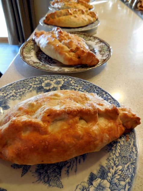 Cornish Pie, Cornish Pastry, Cornish Pasty, Pasties Recipes, British Cooking, Hp Sauce, British Recipes, Cornish Pasties, Beef Pies