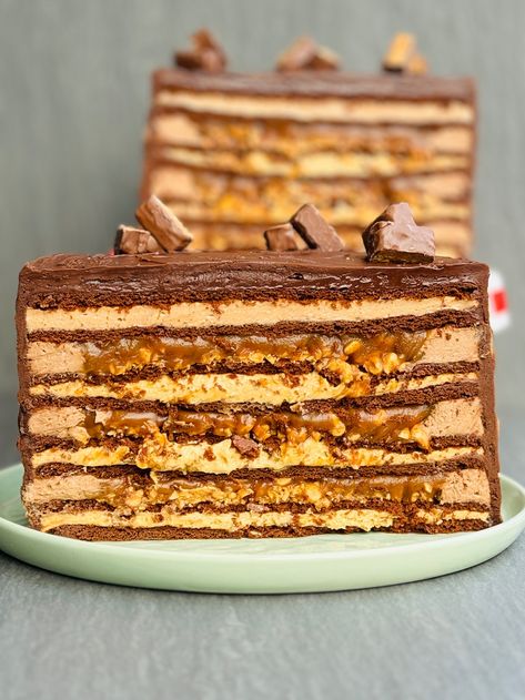 Tort snickers creamy, un tort excepțional cu mult caramel ciocolată Tort Snikers, Tort Special, Snickers Cake, Cake Hacks, Honey Cake, Icebox Cake, Layer Cakes, Tea Sandwiches, Ice Box