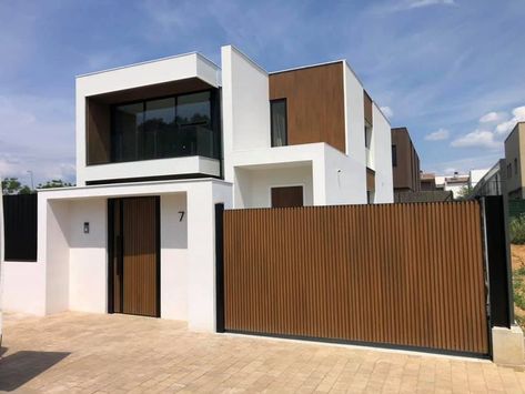 Modern Gate Design, Gate For Home, Wood Cladding Exterior, Gate Design Ideas, Main Gates, Composite Cladding, Modern Gate, Steel Gate Design, Front Gate Design