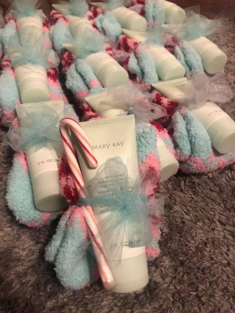 Cozy Socks Gift Ideas, Secret Santa Gift Ideas For Friends, Cheap Christmas Gifts For Friends, Small Christmas Gifts For Coworkers, Easy Christmas Gift Ideas, Mary Kay Gift Sets, New Years Gifts, Quick Christmas Gifts, Mary Kay Christmas