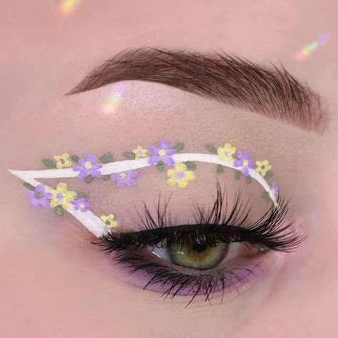 Cute Graphic Eyeliner Looks, Makeup Looks With Flowers, Spring Makeup Flowers, Flower Inspired Makeup Looks, Cute Flower Makeup, Spring Flower Makeup, Spring Eyeliner Looks, Spring Inspired Makeup Looks, Spring Aesthetic Makeup