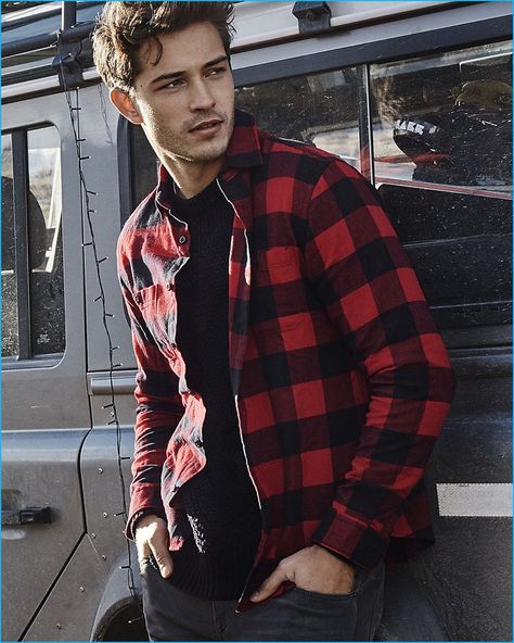 Brazilian model Francisco Lachowski rocks a red and black buffalo check flannel shirt from Express. Fall Highlights, Francisco Lachowski, Cable Sweater, Casual Black, 가을 패션, Christmas Fashion, Winter Casual, Red And Black, Mens Fashion Casual