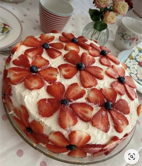 Cute Summer Desserts, Spring Baking Ideas, Summer Baking Ideas, Cake With Strawberries, Spring Baking, Mini Torte, Recipe Baking, Summer Baking, Cute Baking