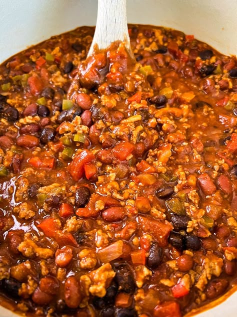 Ground Chicken Chili Chicken Chili No Beans, Ground Chicken Chili Recipe, Ground Chicken Chili, Chili No Beans, Crockpot Chicken Chili Recipes, Chicken Chili Recipe Easy, White Chicken Chili Healthy, Homemade Chili Seasoning, Pork Chili