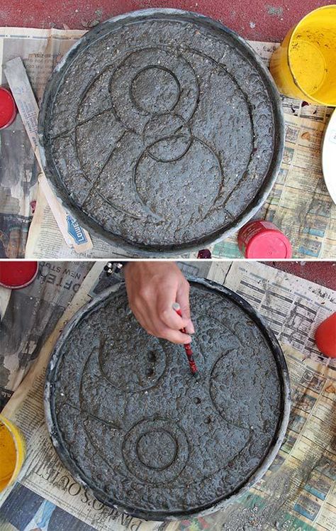 Backyard Spoilers, Sweetie: Doctor Who-Inspired Stepping Stones Deco Gamer, Nerd Home, Doctor Who Crafts, Diy Doctor, Step Stones, Stepping Stones Diy, Haus Am See, Garden Stepping Stones, Geek Crafts