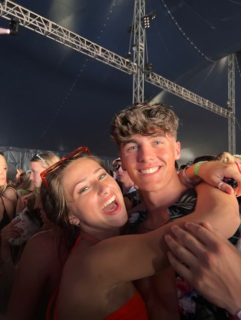 Couple Poses Festival, Couple Concert Aesthetic, Rave Couple Pictures, Festival Couple Pictures, Concert Couple Pictures, Couple Concert Pictures, Music Festival Couple, Coachella Couple, Couple Festival Outfits