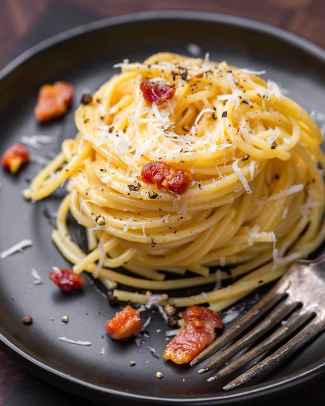 Spaghetti Carbonara is a Roman-style pasta that's rich in flavor and texture! Crispy guanciale and al dente pasta are tossed in an egg and Pecorino Romano sauce and topped with more Pecorino and coarsely ground black pepper. #carbonara #spaghetticarbonara #romanpasta #pastarecipes Spaghetti Presentation, Spaghetti Carbonara Aesthetic, Easy Carbonara, Carbonara Ingredients, Pasta Italy, Feast Recipes, Pasta Ideas, Spaghetti Carbonara Recipe, Pasta Carbonara Recipe