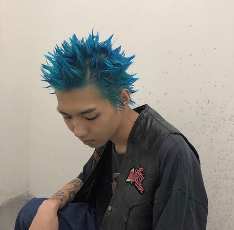 Punk Hair Short, Punk Spikes Hair, Hair Spikes, Spike Hair, Spikey Hair, Chicas Punk Rock, Short Blue Hair, Easter Hairstyles For Women, Hairstyles For Teens