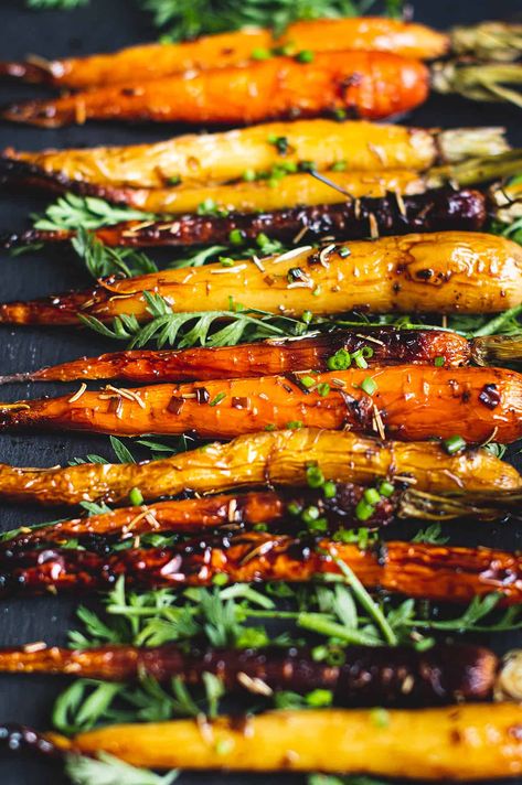 With only 6 ingredients, Balsamic Glazed Carrots easily make any meal look gourmet! This vegetarian recipe is a favorite holiday side dish. Maple Dijon Roasted Carrots, Balsamic Glazed Carrots, Glazed Carrots Recipe, Roasted Carrots Recipe, Fest Mad, Holiday Side, Glazed Carrots, Vegetarian Recipe, Carrot Recipes