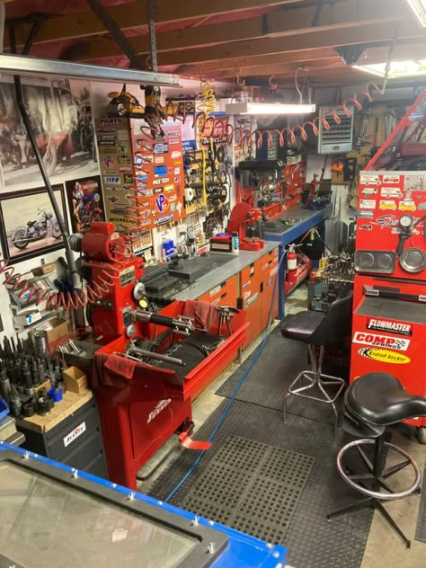 Motorcycle Mechanic Garage, Garage Machine Shop, Hobby Shop Ideas, Mechanic Workshop, Engine Building, Auto Mechanics, Garage Design Interior, Motorcycle Workshop, Work Shops