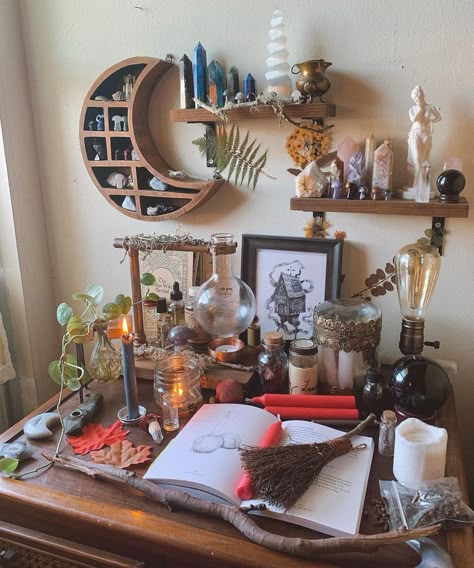 Samhain Colors, Wiccan Bedroom, Earthy Rooms, Witchy Homes, Apartment Dark, Witch Bedrooms, Witchy Bedroom, Sacred Space Altar, Spiritual Room