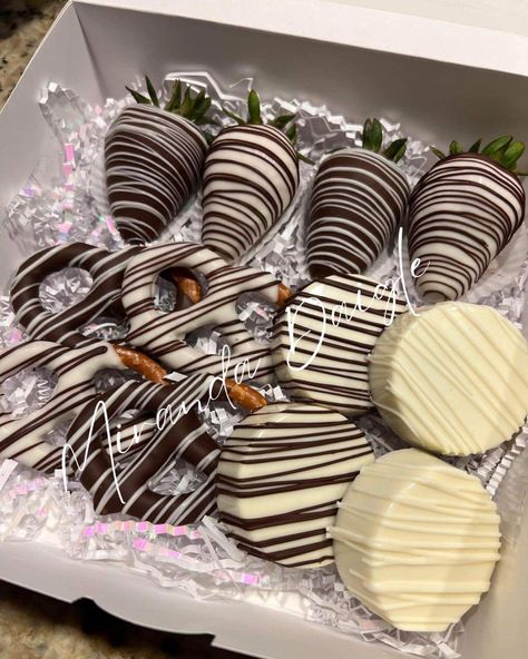 Chocolate Covered Treat Boxes, Chocolate Covered Treats Box Ideas, Strawberry Business, Berry Ideas, Strawberries Ideas, Candy Business, Treat Making, Strawberry Ideas, Baby Shower Gift Favors