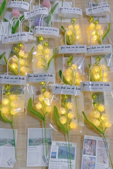 Single lily of the valley bouquets with string lights Lily Of The Valley Bouquet, Petite Bouquet, Diy Bouquet Wrap, Pola Manik, Handmade Gifts Diy, Flower Bouquet Diy, Diy Pipe, Yarn Flowers, Pipe Cleaner Crafts